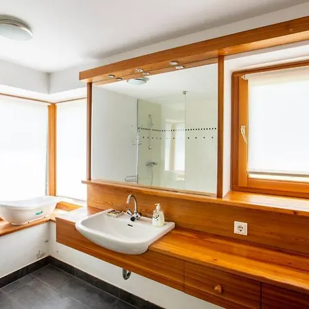 Quiet, Spacious House Near The Center *