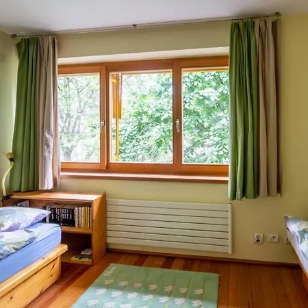 Quiet, Spacious House Near The Center Feriehus