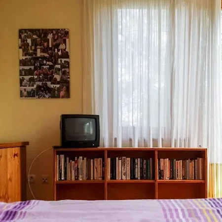 Quiet, Spacious House Near The Center *
