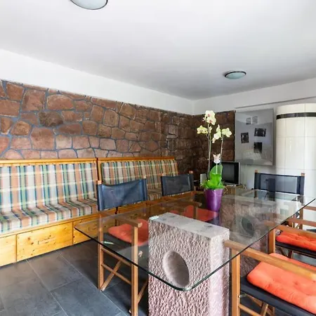 Quiet, Spacious House Near The Center Feriehus